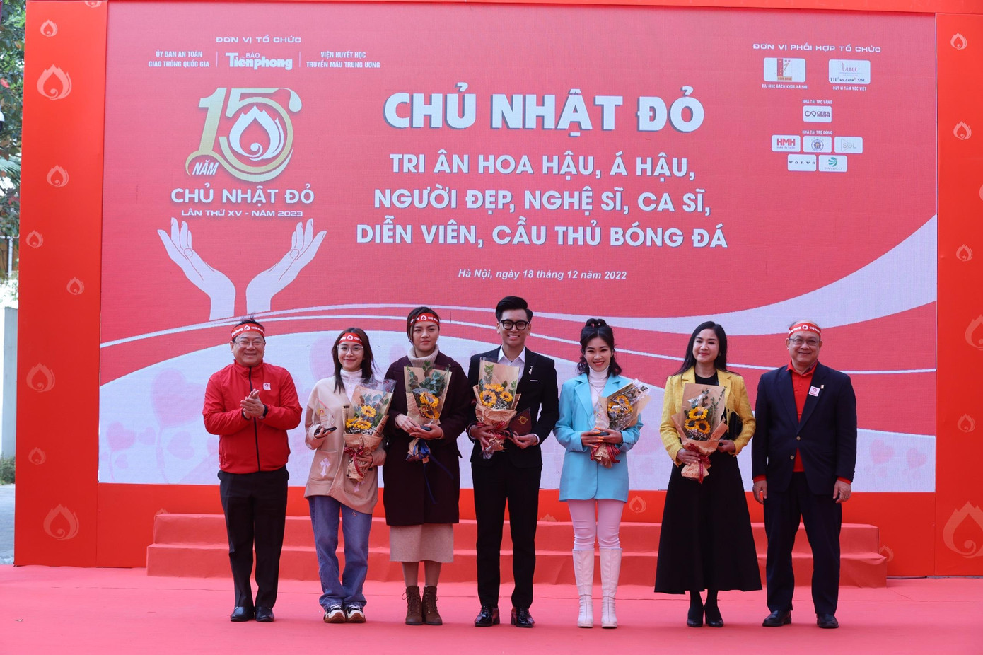 Ban tổ chức trao kỷ niệm chương và hoa nhằm tri ân các nghệ sĩ, diễn viên. Ảnh: Như Ý. Ban tổ chức trao kỷ niệm chương và hoa nhằm tri ân các nghệ sĩ, diễn viên. Ảnh: Như Ý.