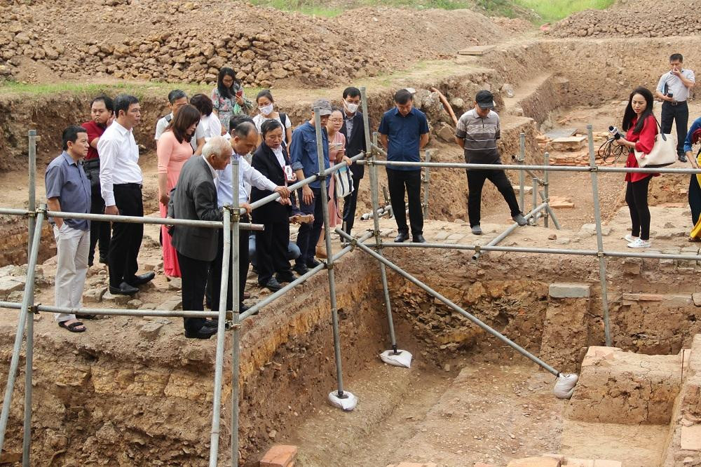 PGS.TS Tống Trung Tín chủ trì cuộc hội thảo đầu bờ được tổ chức tại hố khai quật sáng 22/11. Ảnh: Phạm Sỹ.