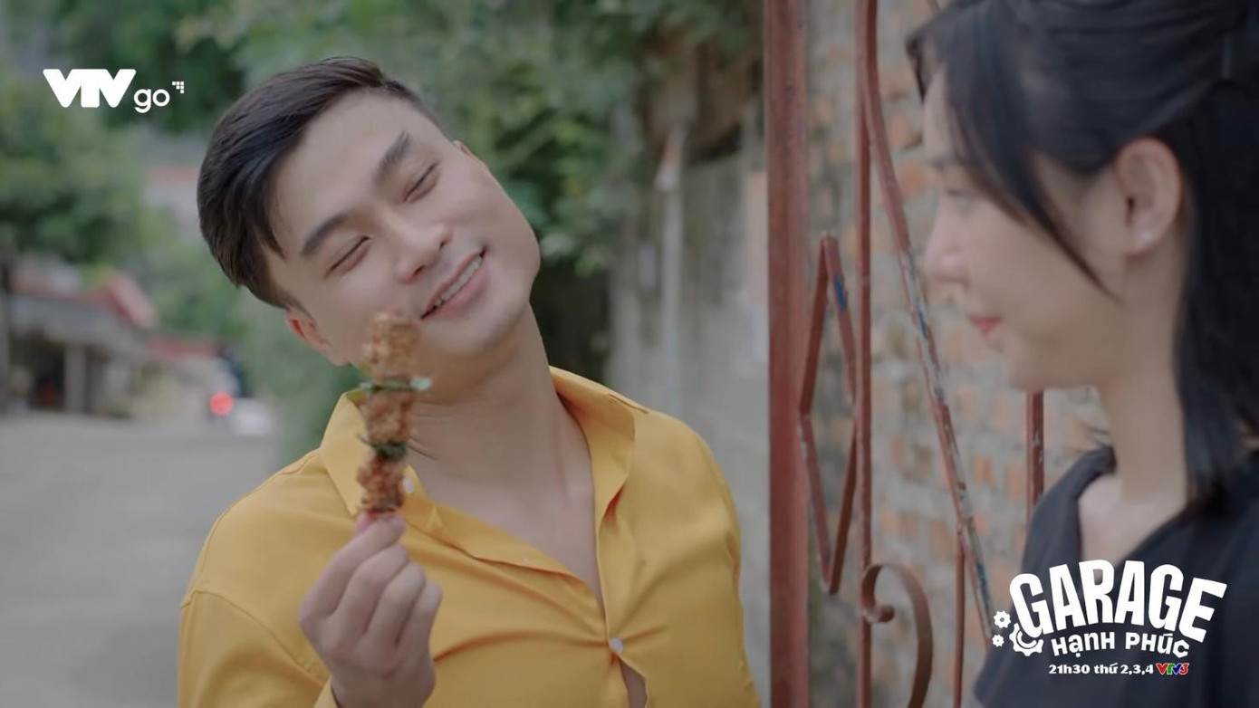 Trung (Duy Hưng) khoe món quà mình mang đến nhà Sơn Ca Trung (Duy Hưng) khoe món quà mình mang đến nhà Sơn Ca