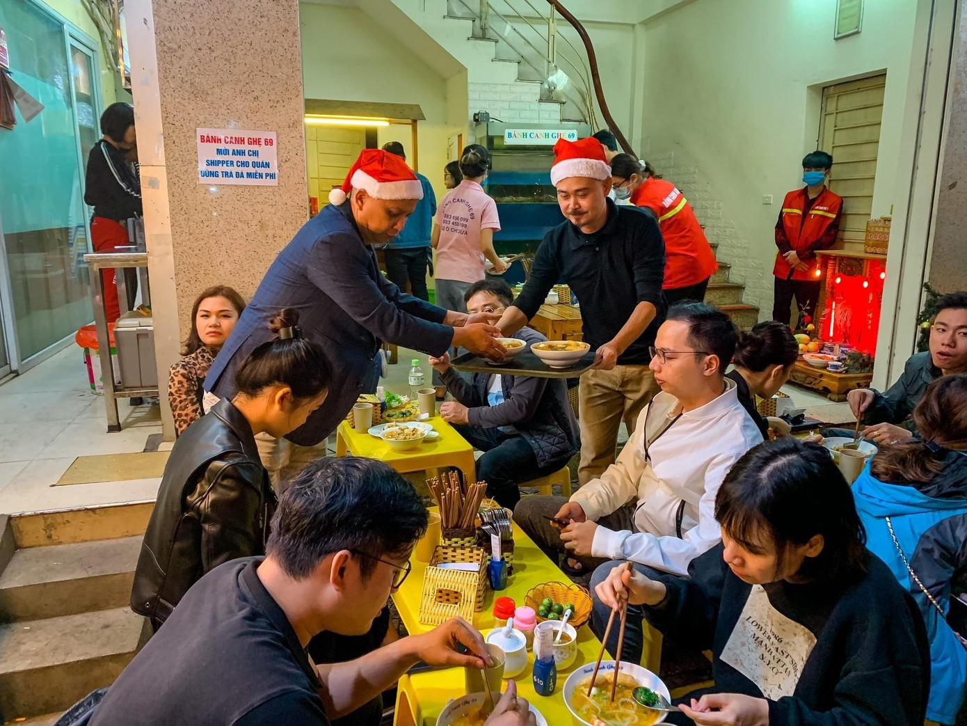 Diễn viên Vĩnh Xương và diễn viên Anh Tuấn chung tay mở quán ăn. Ảnh: NVCC.