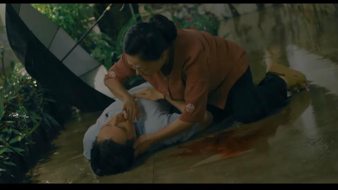 Bà Giang (NSND Như Quỳnh) kịp thời phát hiện và đưa Hoàng (Việt Anh) đi viện. Ảnh: CMH.