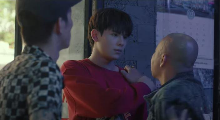 Khang (Thái Vũ) bảo vệ chủ tiệm net. Ảnh: CMH.