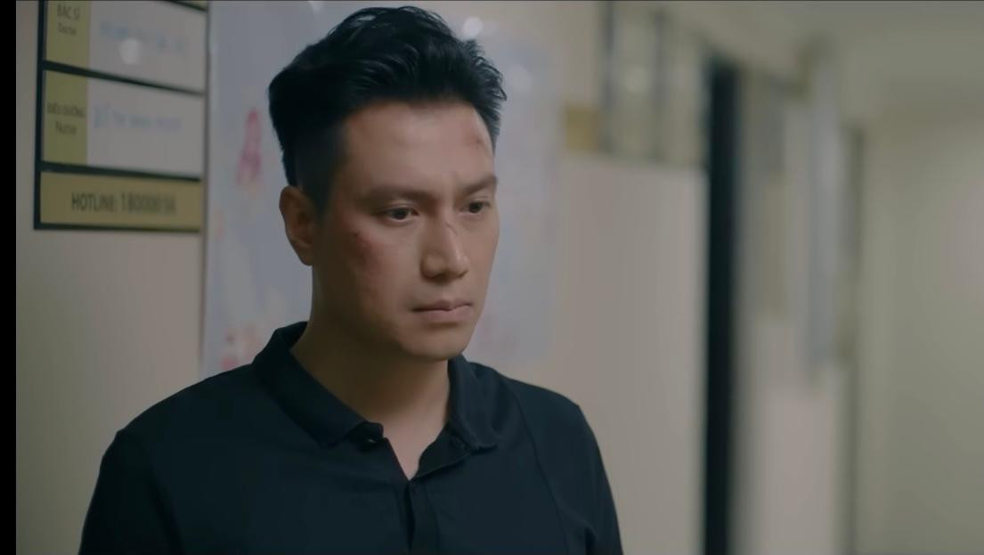 Hoàng (Việt Anh) né tránh câu hỏi của Phương (Hồng Diễm) về lý do anh bị đánh. Ảnh: CMH. Hoàng (Việt Anh) né tránh câu hỏi của Phương (Hồng Diễm) về lý do anh bị đánh. Ảnh: CMH.