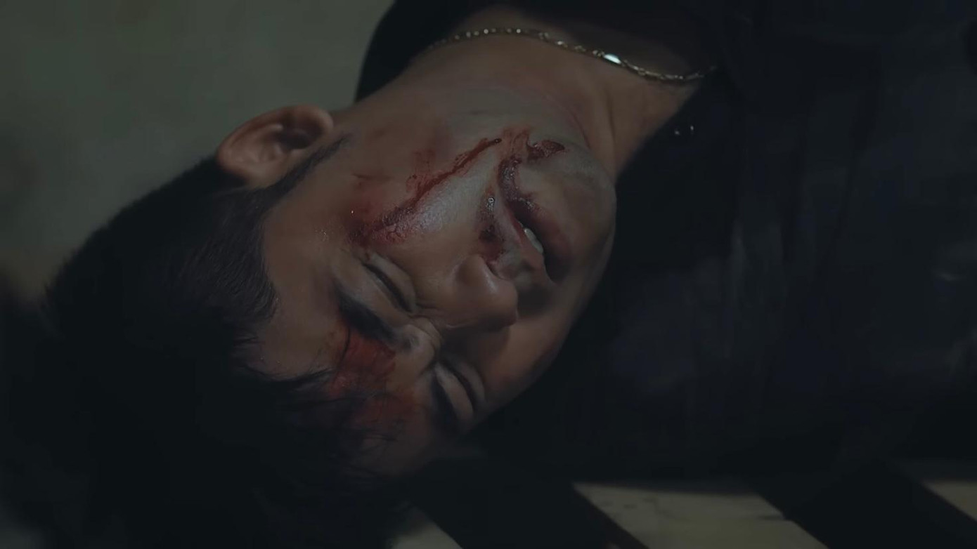 Khải (Bảo Anh) chịu sự tra tấn của lão Phi và đàn em. Ảnh: CMH. Khải (Bảo Anh) chịu sự tra tấn của lão Phi và đàn em. Ảnh: CMH.