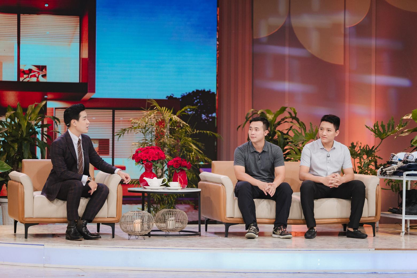 Hai khách mời chia sẻ về công việc được mô tả “Cuộc chiến chống giặc lửa bên trong nóng hơn lò luyện đan của Tôn Ngộ Không”.