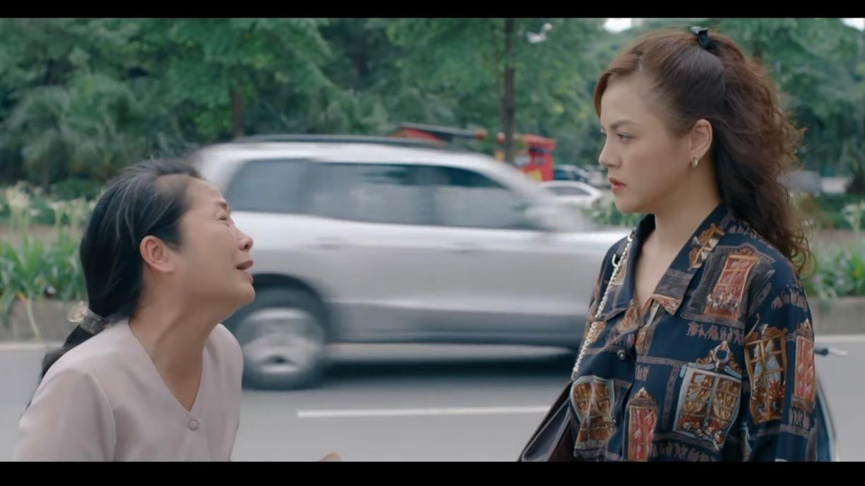 Nguyệt (Thu Quỳnh) nhận thấy vụ án mạng 10 năm trước có điều bất thường. Ảnh: CMH.