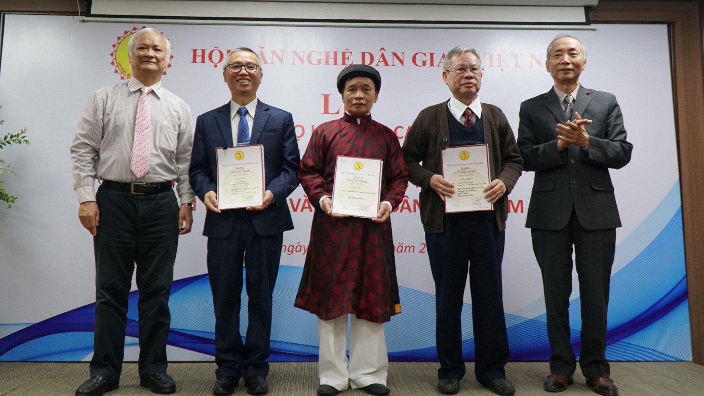 GS.TS Lê Hồng Lý, Chủ tịch Hội Văn nghệ dân gian Việt Nam trao giải Nhì B cho các tác giả công trình văn nghệ dân gian xuất sắc. Ảnh: Thảo Quyên. GS.TS Lê Hồng Lý, Chủ tịch Hội Văn nghệ dân gian Việt Nam trao giải Nhì B cho các tác giả công trình văn nghệ dân gian xuất sắc. Ảnh: Thảo Quyên.