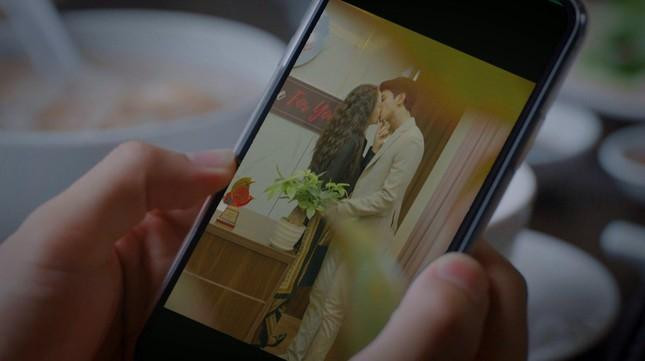 Nụ hôn nơi công sở của cặp đôi Diễm Hương - Bình An Nụ hôn nơi công sở của cặp đôi Diễm Hương - Bình An