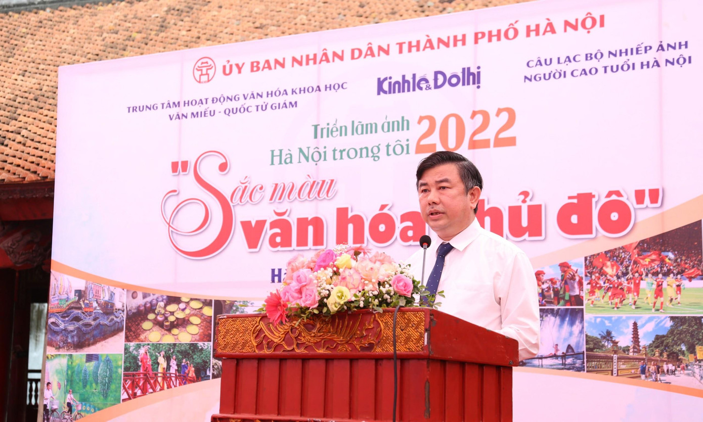 Tổng Biên tập Báo Kinh tế &amp; Đô thị Nguyễn Minh Đức phát biểu khai mạc triển lãm. Ảnh: LẠI TẤN.