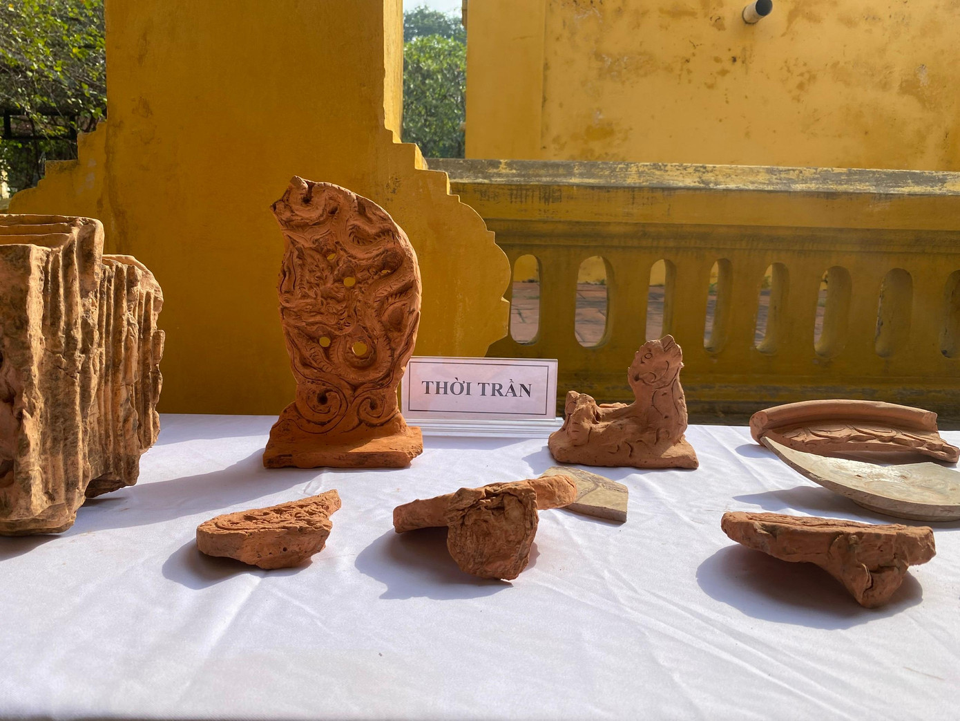 Các mảnh mô hình tháp đất nung thời Trần được tìm thấy trong đợt khai quật năm 2022. Ảnh: Gia Linh.