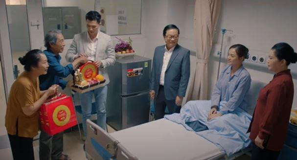 Vợ chồng ông Vương Quang Hữu đến cảm ơn Nguyệt (Thu Quỳnh). Ảnh: CMH.