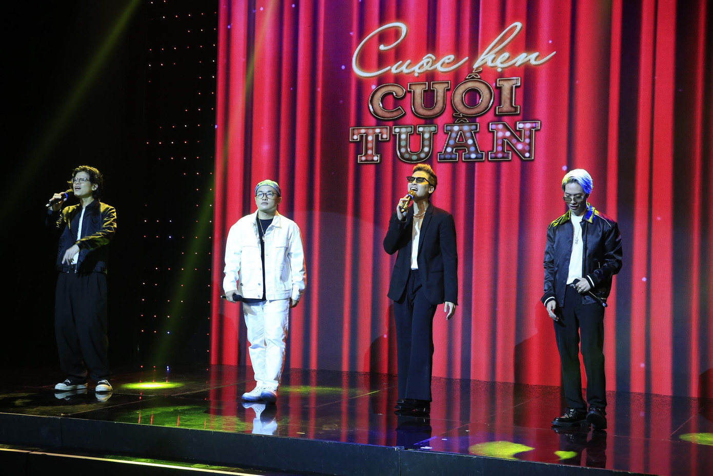 Nhóm nhạc Da Lab khuấy động không gian chương trình bằng những ca khúc quen thuộc như Rối người, Về thôi, Bài ca tuổi trẻ Nhóm nhạc Da Lab khuấy động không gian chương trình bằng những ca khúc quen thuộc như Rối người, Về thôi, Bài ca tuổi trẻ