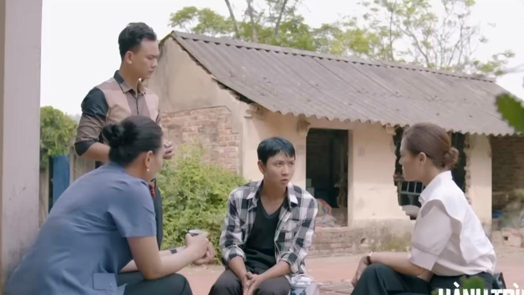 Nguyệt (Thu Quỳnh) cùng đồng nghiệp tiếp tục tìm manh mối về vụ án giết người 10 năm trước. Ảnh: CMH. Nguyệt (Thu Quỳnh) cùng đồng nghiệp tiếp tục tìm manh mối về vụ án giết người 10 năm trước. Ảnh: CMH.