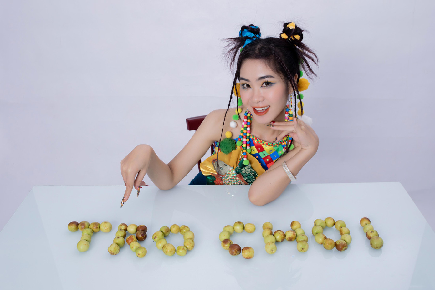 Tạo hình của Hà Myo trong MV Trò chơi í a trời cho.