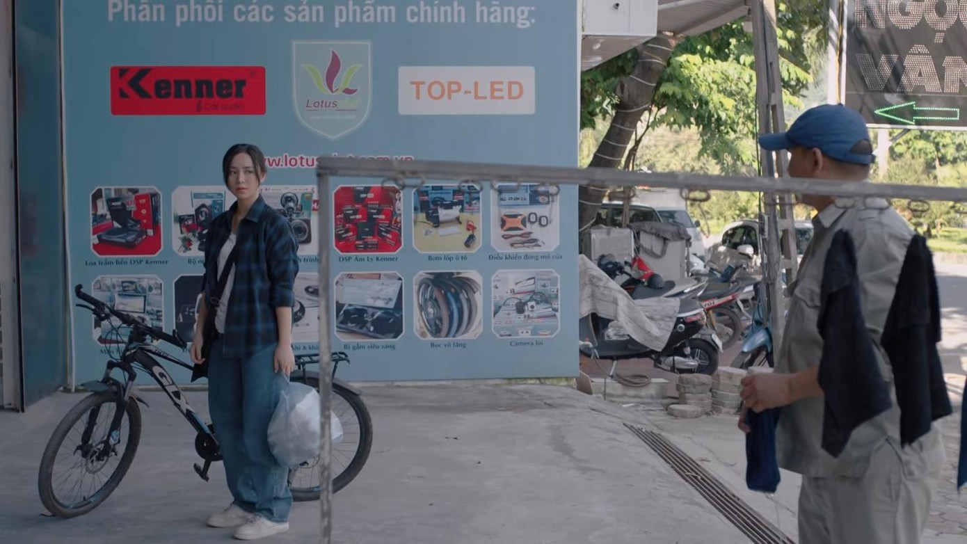 Sơn Ca (Quỳnh Kool) không thoải mái khi thấy ông Sơn làm việc ở gara Ngọc Vân. Ảnh: CMH.