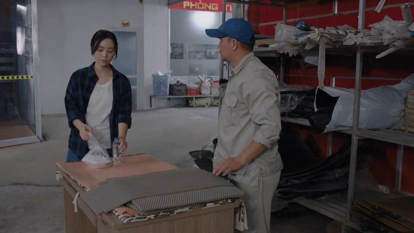 Sơn Ca (Quỳnh Kool) mang đồ ăn sáng đến cho bố. Ảnh: CMH.