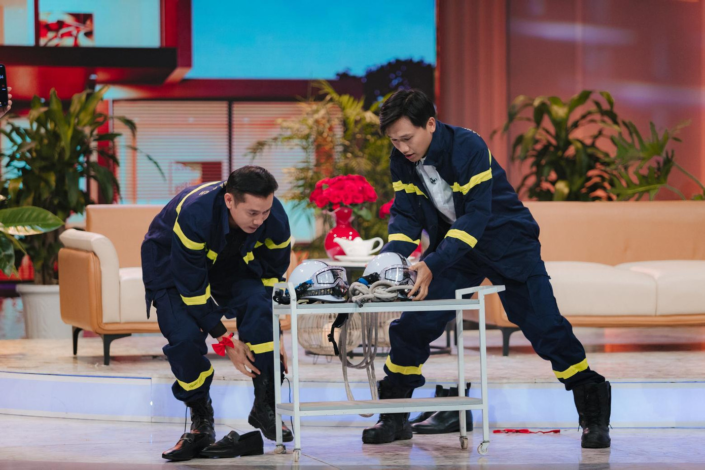 Diễn viên Việt Bắc và Xuân Nghị tham gia thử thách mặc trang phục phòng cháy chữa cháy trong thời gian 1 phút 30 giây