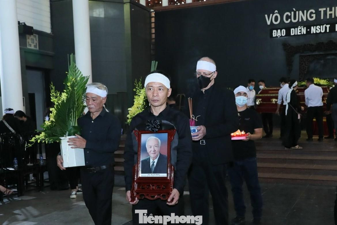 Lễ truy điệu và đưa tang NSƯT Hà Văn Trọng diễn ra vào hồi 11h45 sáng 24/10. Ảnh: Như Ý.