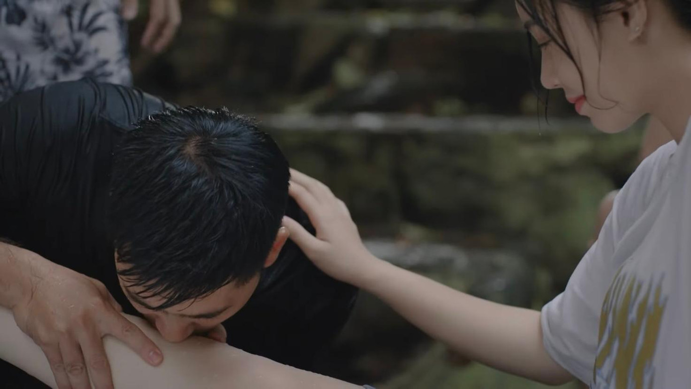 Khải (Bảo Anh) hút nọc độc rắn cắn cho Sơn Ca (Quỳnh Kool). Ảnh: CMH. Khải (Bảo Anh) hút nọc độc rắn cắn cho Sơn Ca (Quỳnh Kool). Ảnh: CMH.