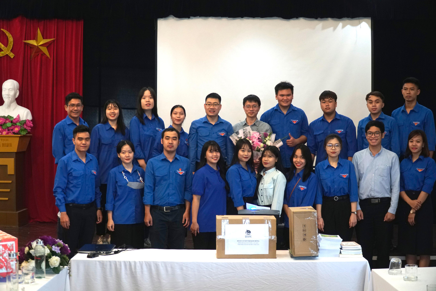 Đại diện các cơ sở đoàn thuộc Đoàn cơ quan Trung ương Đoàn tham dự ngày hội và đóng góp sách xây dựng tủ sách Thắp sáng ước mơ tri thức vùng cao. Ảnh: Thu Duyên.