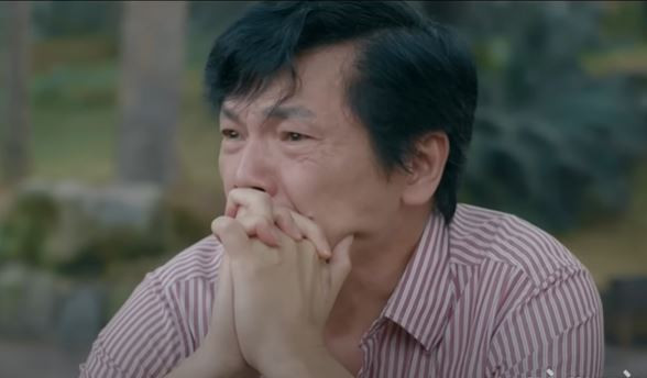 Quân (Quốc Huy) đưa cho bố (NSND Trung Anh) thẻ ngân hàng nhưng ông nhất quyết không nhận. Ảnh: CMH. Quân (Quốc Huy) đưa cho bố (NSND Trung Anh) thẻ ngân hàng nhưng ông nhất quyết không nhận. Ảnh: CMH.