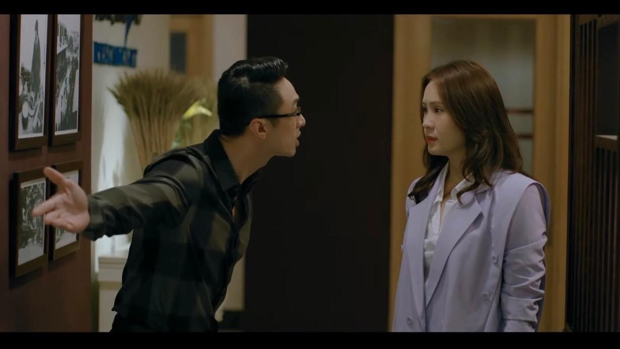 Phương (Hồng Diễm) bị đồng nghiệp nhắc nhở vì làm việc quá cảm tính. Ảnh: CMH.