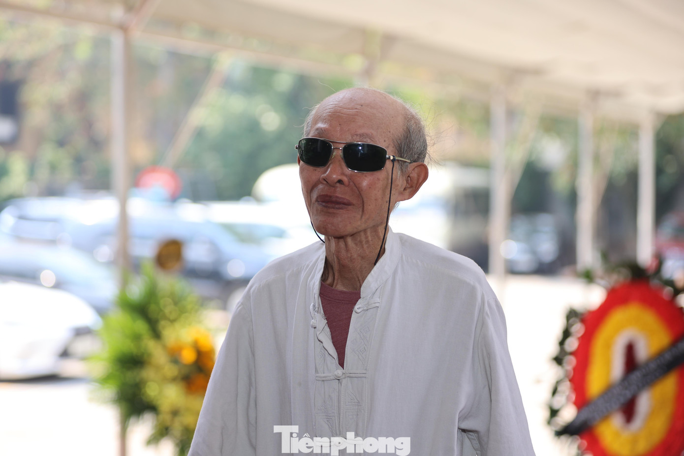 Nghệ sĩ Văn Toản dù tuổi đã cao, đi lại khó khăn nhưng vẫn tới tiễn biệt đồng nghiệp. Ảnh: Như Ý.