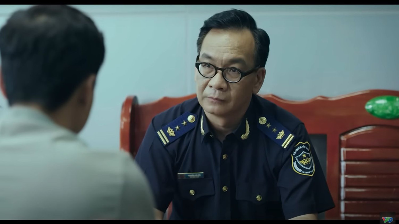 Gương mặt biến sắc của Chi Cục trưởng chi Cục Hải quan Đông Bình sau khi xem những hình ảnh xe tải chở hàng lậu Gương mặt biến sắc của Chi Cục trưởng chi Cục Hải quan Đông Bình sau khi xem những hình ảnh xe tải chở hàng lậu