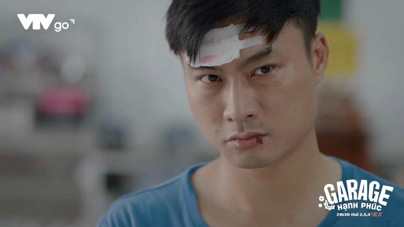 Trung (Duy Hưng) tìm cách giúp sếp Khải (Bảo Anh) thoát khỏi tình cảnh bị truy đuổi Trung (Duy Hưng) tìm cách giúp sếp Khải (Bảo Anh) thoát khỏi tình cảnh bị truy đuổi