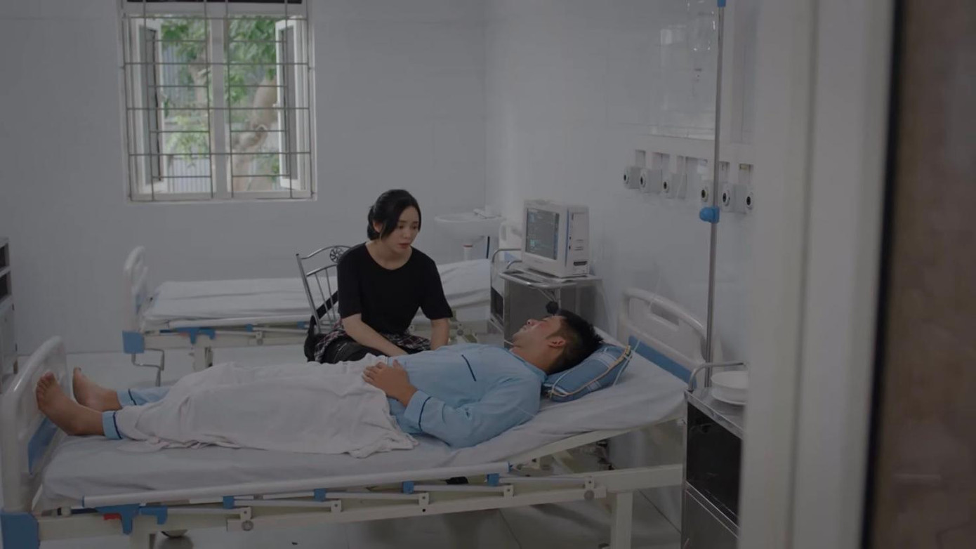 Sơn Ca (Quỳnh Kool) hỏi thăm sức khỏe của Khải (Bảo Anh). Ảnh: CMH.