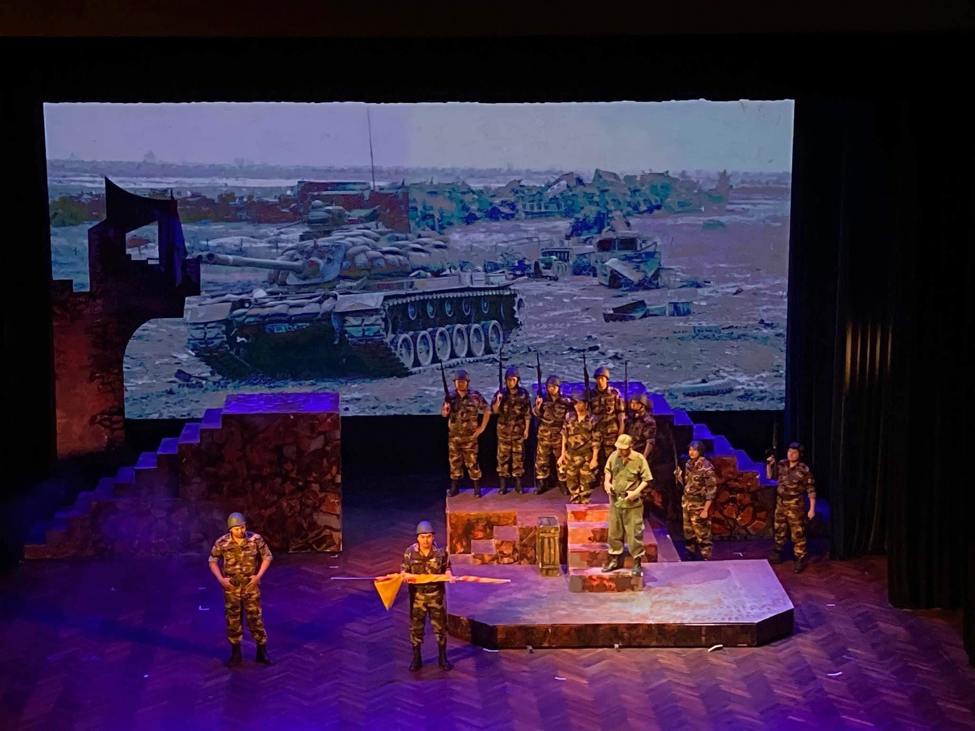 Vở Mưa đỏ của Nhà hát Kịch nói Quân đội đạt huy chương Vàng tại Liên hoan. Ảnh: Thu Hiền. Vở Mưa đỏ của Nhà hát Kịch nói Quân đội đạt huy chương Vàng tại Liên hoan. Ảnh: Thu Hiền.