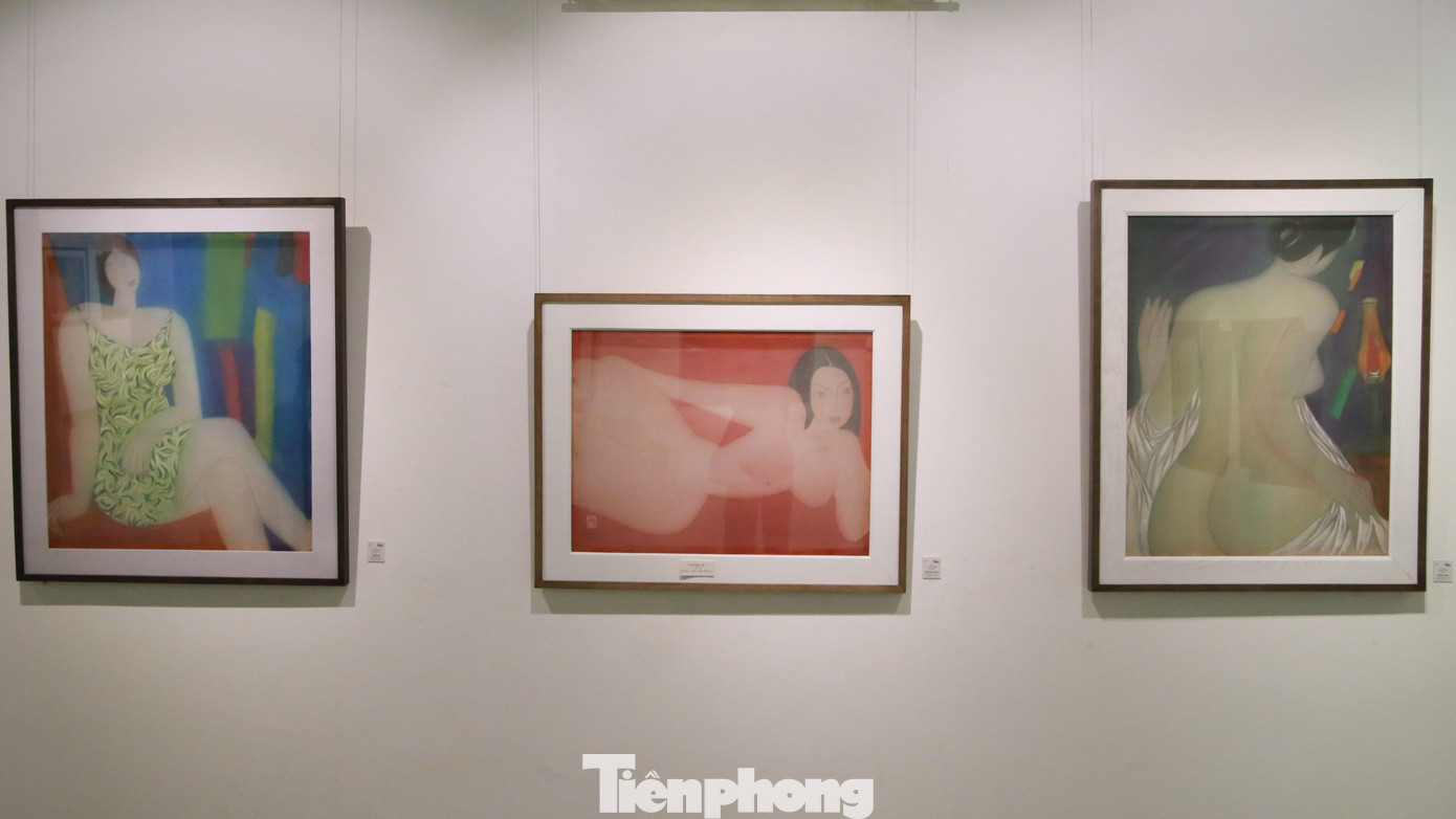 Họa sĩ Lê Hường góp 34 bức tranh tôn vinh người phụ nữ Việt Nam. Chủ đề mà nữ họa sĩ lựa chọn xuyên suốt con đường nghệ thuật là những hình tượng về phái đẹp. Những đường cong của cơ thể người phụ nữ được họa sĩ khai thác nhiều khía cạnh thông qua các hoạt động trong cuộc sống, cảm xúc nội tại trước những nét đẹp thuần khiết của tự nhiên.