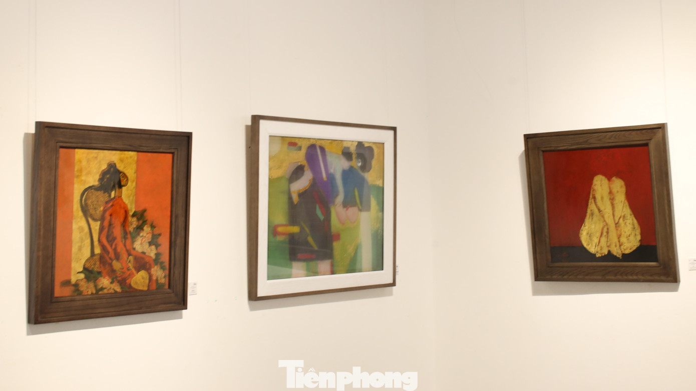 Vẻ đẹp hình thể của phụ nữ được khắc họa trong loạt tranh nude, chất liệu sơn mài và lụa tại triển lãm Vẽ phái đẹp của hai họa sĩ Ngô Thành Nhân và Lê Hường.