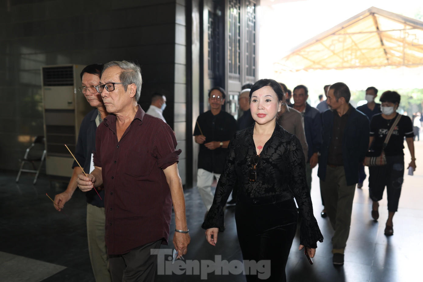 Vợ chồng NSƯT Tất Bình - NSND Lan Hương tiễn biệt NSƯT Hà Văn Trọng. Ảnh: Như Ý. Vợ chồng NSƯT Tất Bình - NSND Lan Hương tiễn biệt NSƯT Hà Văn Trọng. Ảnh: Như Ý.