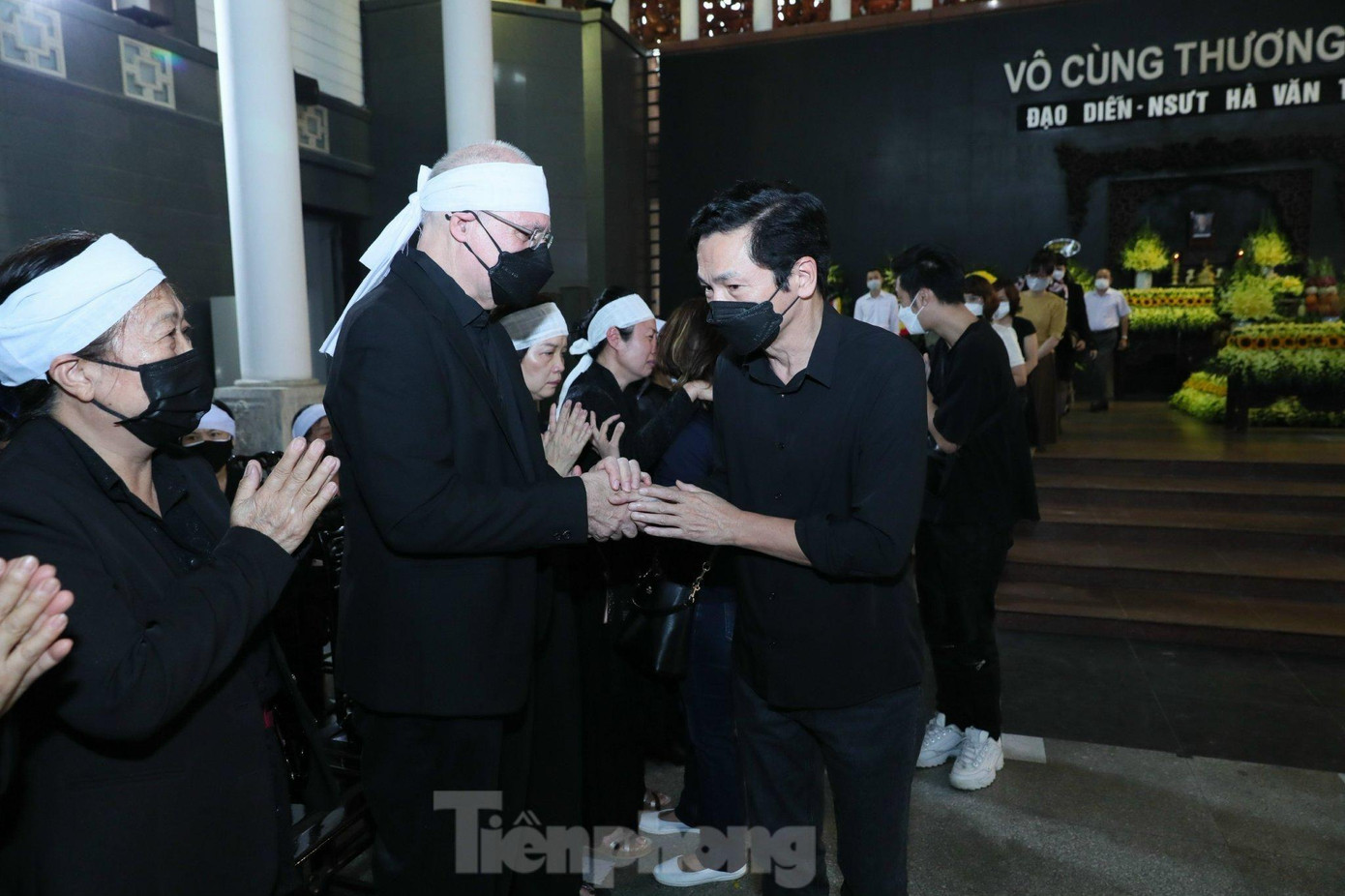 NSND Trung Anh chia buồn cùng gia quyến. Ảnh: Như Ý. NSND Trung Anh chia buồn cùng gia quyến. Ảnh: Như Ý.