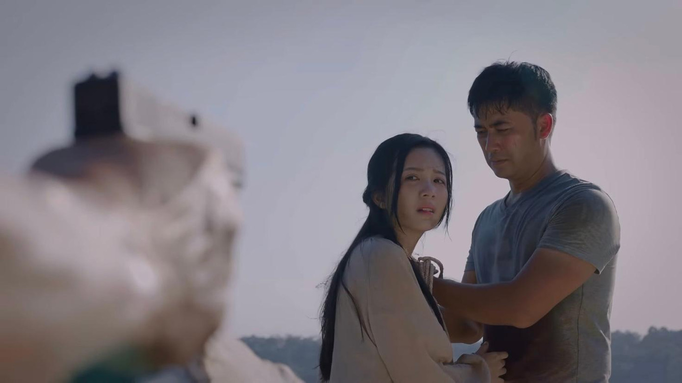 Lão Phi (NSƯT Tạ Minh Thảo) bắt hai anh em Khải - Vân ôm nhau nhảy xuống vực. Ảnh: CMH.