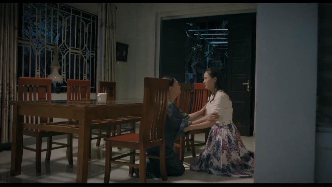 Bà Giang (NSND Như Quỳnh) quỳ gối cầu xin Phương quay về bên Hoàng. Ảnh: CMH.