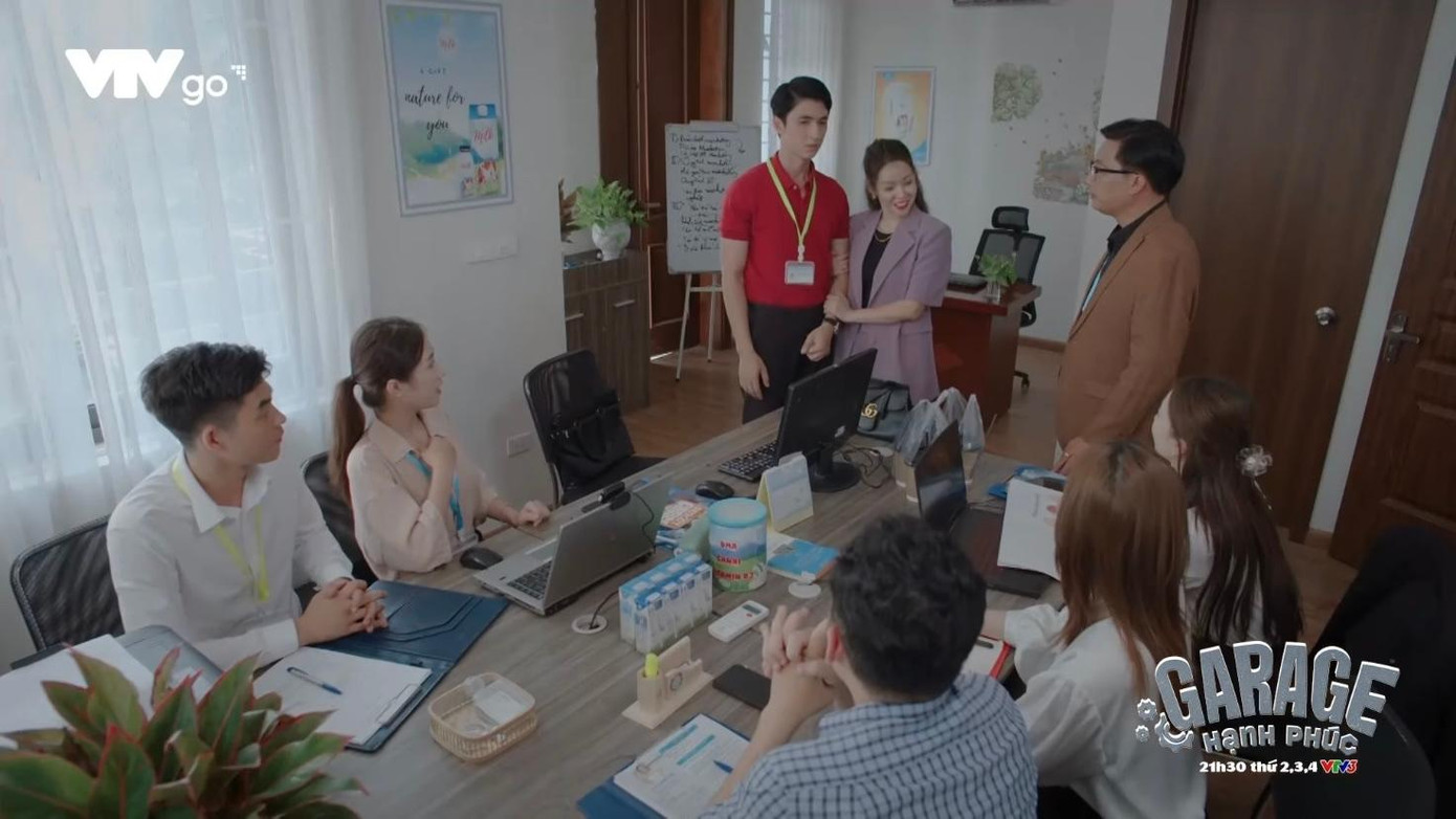 Giám đốc Cẩm Khê (Diễm Hương) công khai chuyện tình cảm với Quân (Bình An) Giám đốc Cẩm Khê (Diễm Hương) công khai chuyện tình cảm với Quân (Bình An)