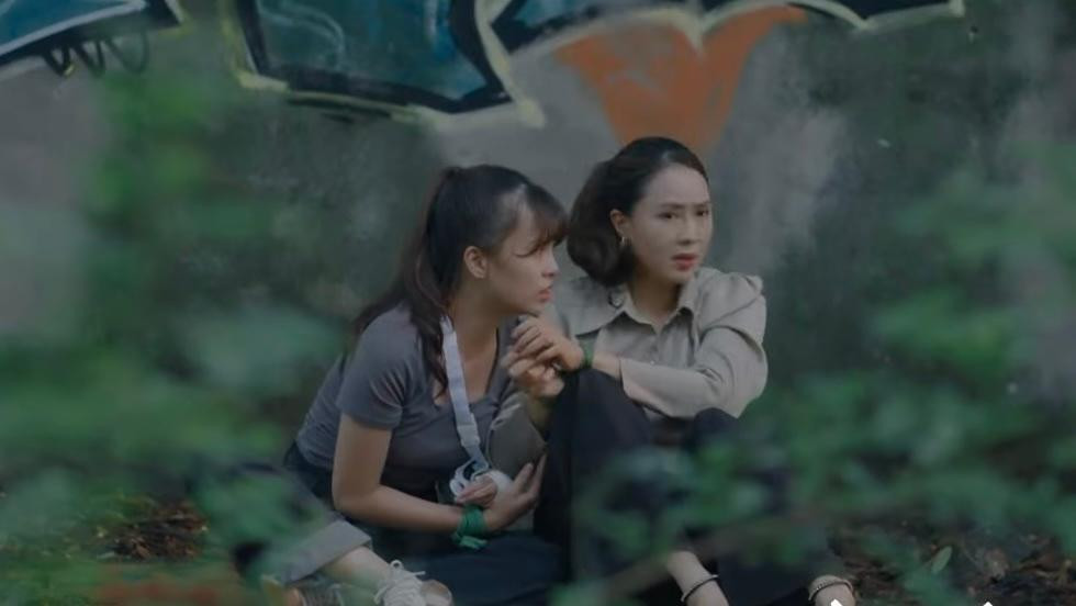 Phương (Hồng Diễm) và Huyền (Phương My) bị người của Cường (Doãn Quốc Đam) bắt cóc. Ảnh: CMH. Phương (Hồng Diễm) và Huyền (Phương My) bị người của Cường (Doãn Quốc Đam) bắt cóc. Ảnh: CMH.