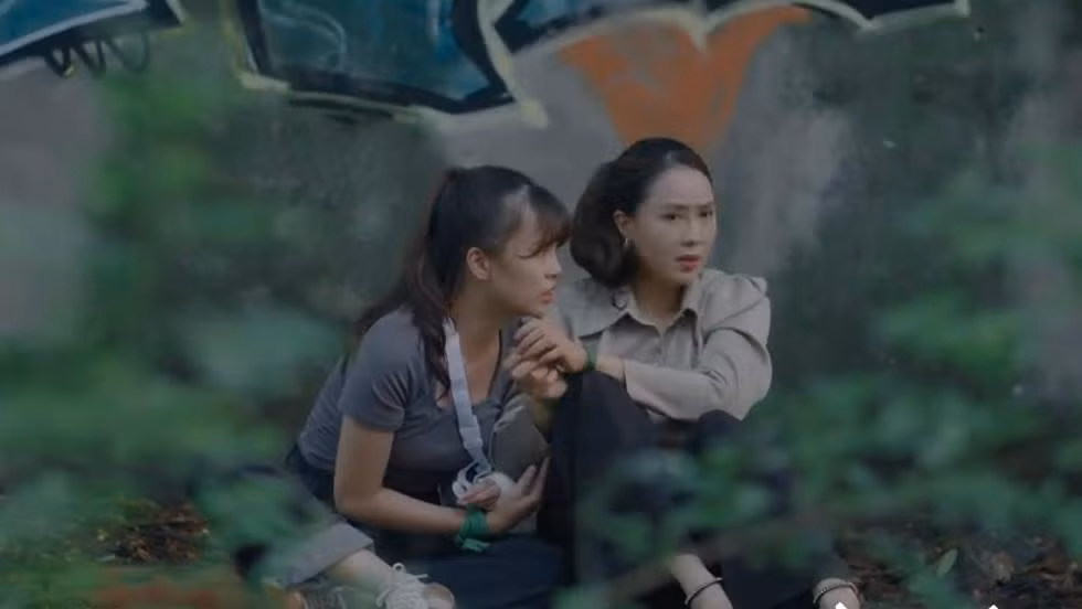 Phương (Hồng Diễm) và Huyền (Phương My) bị người của Cường (Doãn Quốc Đam) bắt cóc. Ảnh: CMH.