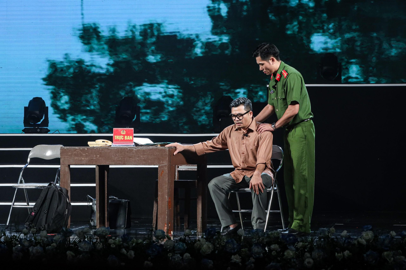 Một cảnh trong vở kịch "Những người con của nhân dân"