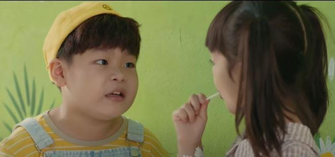 Voi (Tuấn Phong) và Happi (An Nhiên) tâm sự ở trường. Ảnh: CMH.