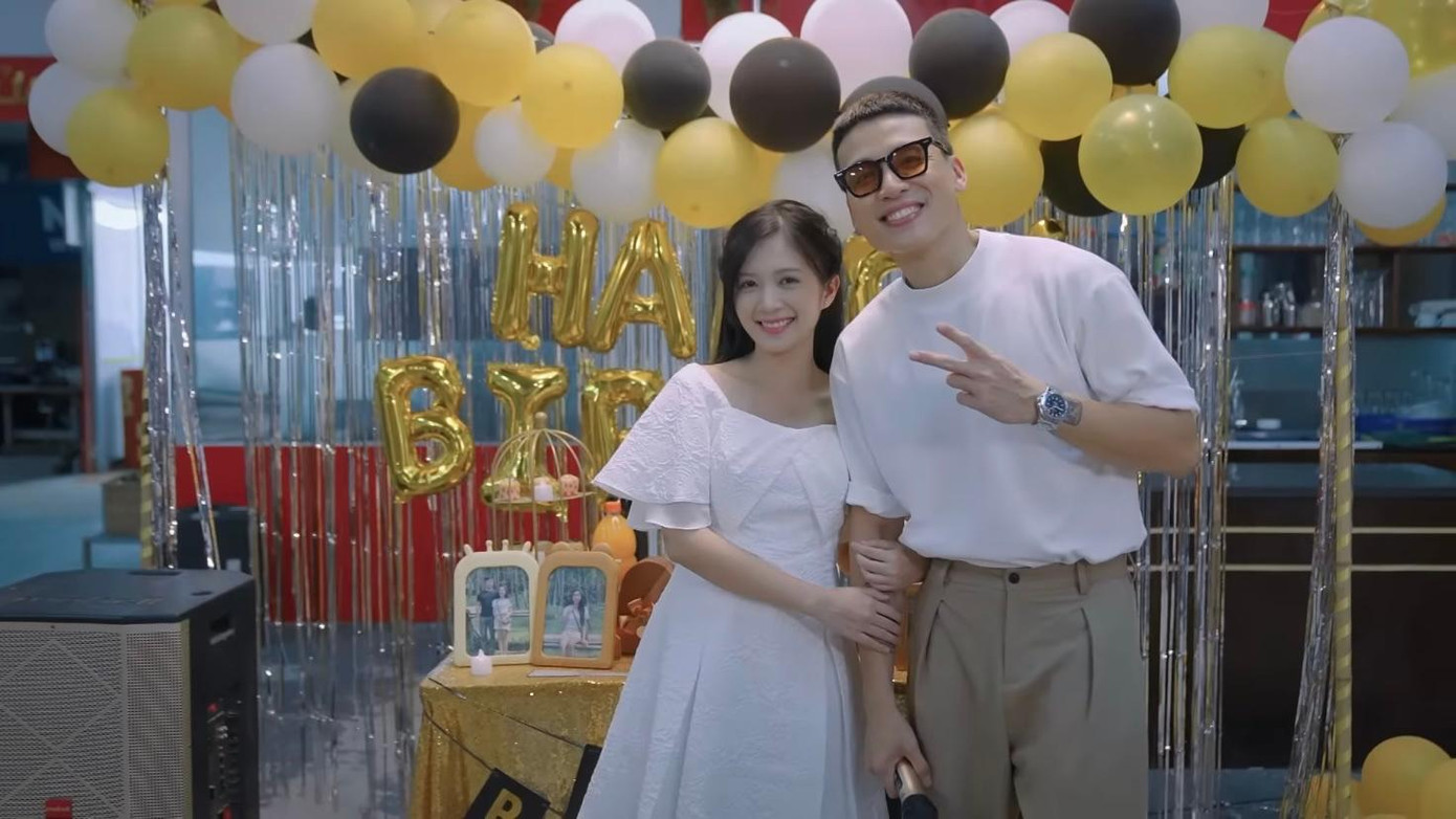 Vân (Ngọc Huyền) chủ động khoác tay, chụp ảnh với thần tượng. Ảnh: CMH. Vân (Ngọc Huyền) chủ động khoác tay, chụp ảnh với thần tượng. Ảnh: CMH.