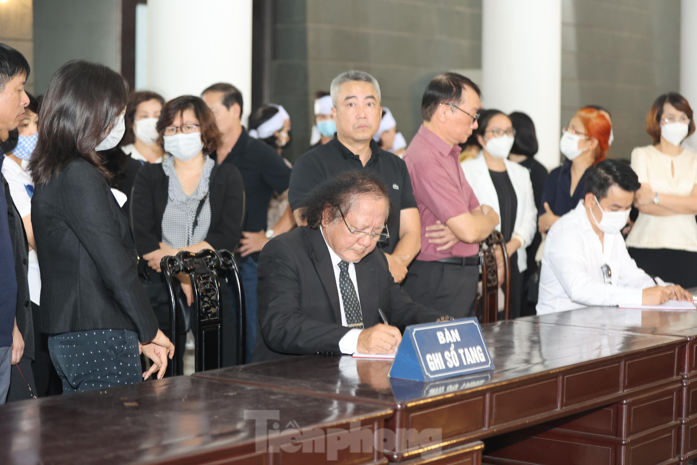 Chủ tịch Hội Điện ảnh Việt Nam Đỗ Lệnh Hùng Tú ghi lời chia biệt. Ảnh: Như Ý. Chủ tịch Hội Điện ảnh Việt Nam Đỗ Lệnh Hùng Tú ghi lời chia biệt. Ảnh: Như Ý.