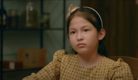 Thư buồn ra mặt vì Phương (Hồng Diễm) bận không thể đi chơi cùng gia đình. Ảnh: CMH.