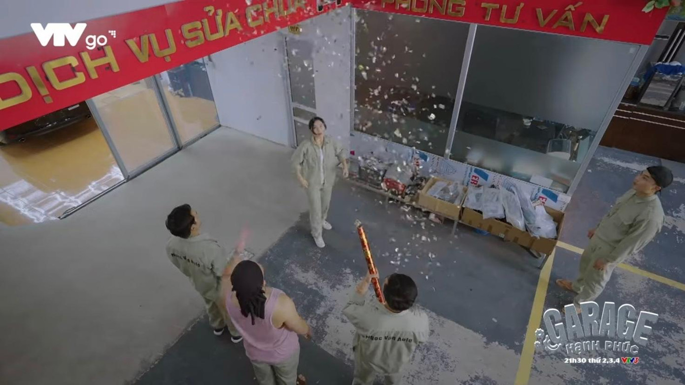 Nhân viên gara chúc mừng Sơn Ca (Quỳnh Kool) thành nhân viên chính thức.