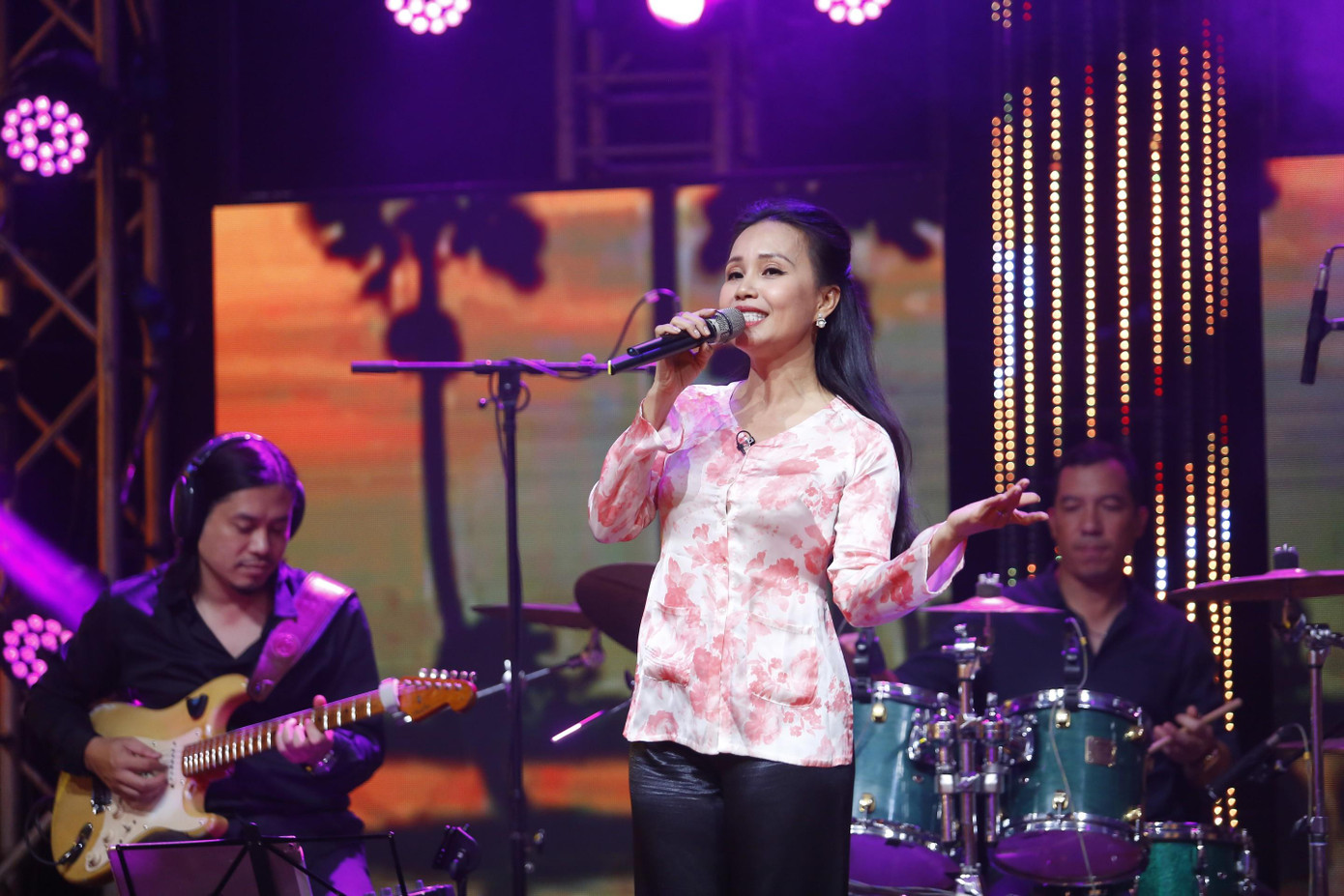 Cẩm Ly mang đến chương trình một loạt ca khúc đã làm nên tên tuổi nữ ca sĩ