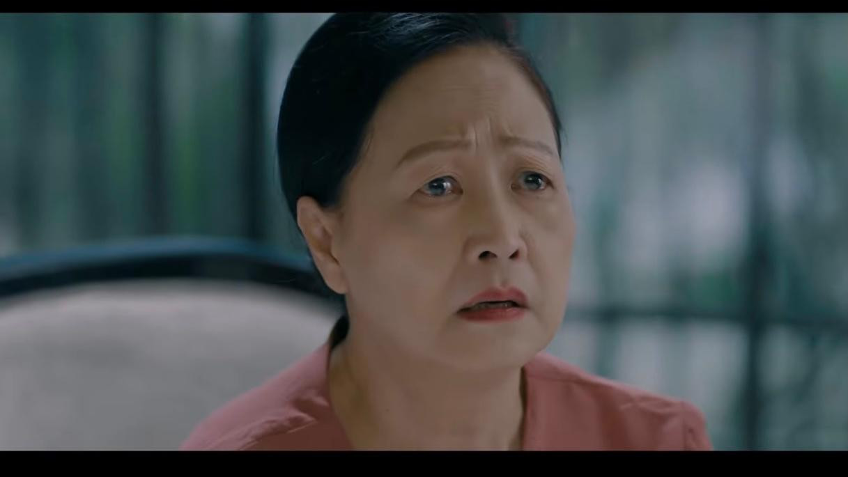 Bà Giang (NSND Như Quỳnh) vô cùng đau buồn, tuyệt vọng khi nghe Phương (Hồng Diễm) nói. Ảnh: CMH. Bà Giang (NSND Như Quỳnh) vô cùng đau buồn, tuyệt vọng khi nghe Phương (Hồng Diễm) nói. Ảnh: CMH.