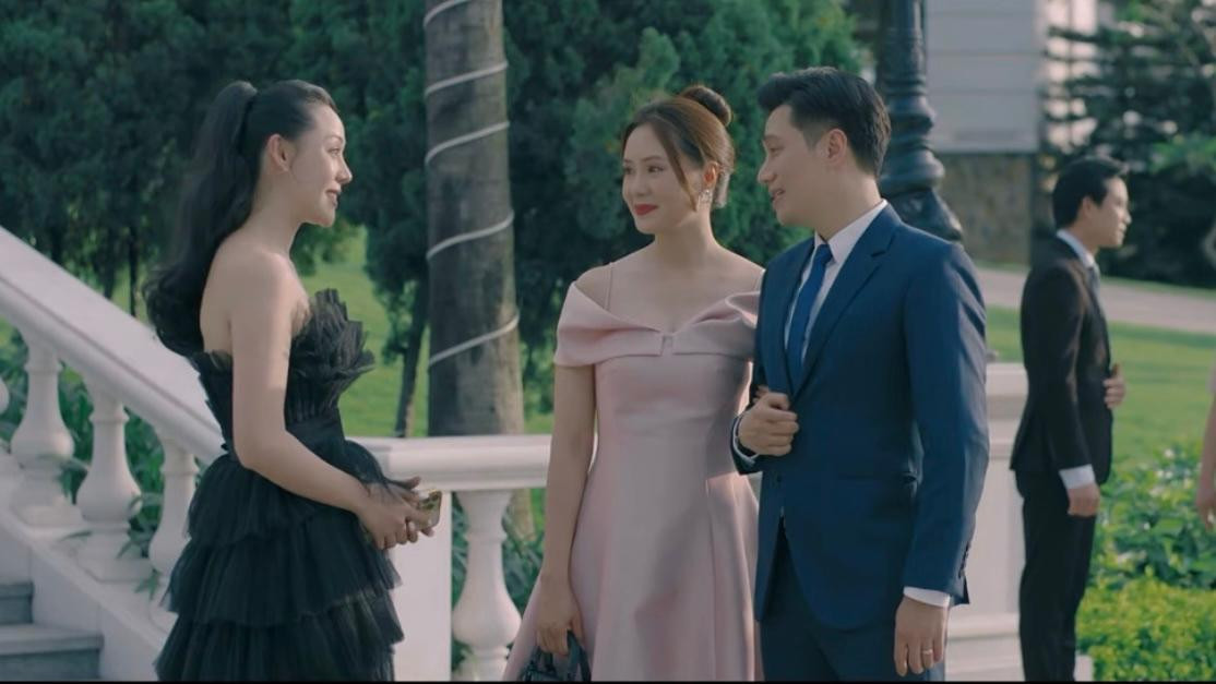 Diễn xuất chưa ăn ý của cặp diễn viên chính Hồng Diễm - Việt An khiến những phân cảnh tình cảm của cặp đôi này không tạo được cảm xúc. Ảnh: CMH. Diễn xuất chưa ăn ý của cặp diễn viên chính Hồng Diễm - Việt An khiến những phân cảnh tình cảm của cặp đôi này không tạo được cảm xúc. Ảnh: CMH.