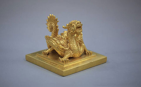 Ấn vàng Sắc mệnh chi bảo được đúc năm Minh Mệnh thứ 8 (1827). Ảnh: Bảo tàng Lịch sử Quốc gia. Ấn vàng Sắc mệnh chi bảo được đúc năm Minh Mệnh thứ 8 (1827). Ảnh: Bảo tàng Lịch sử Quốc gia.